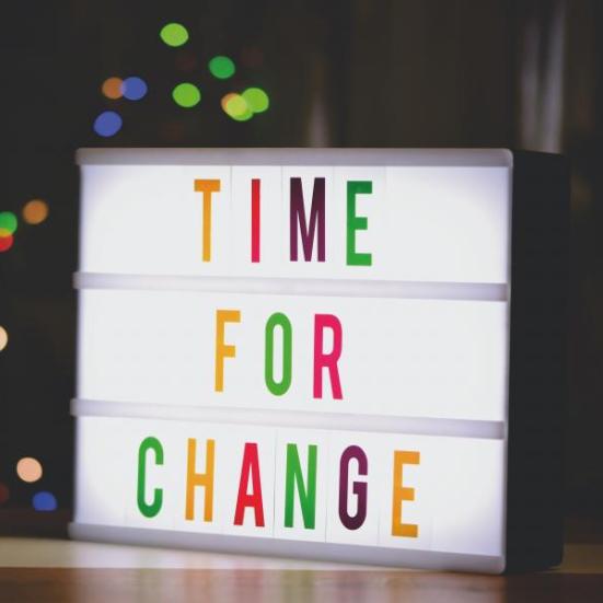 Tavle med teksten "Time for change". Bøger, der gør dig klogere på dit eget liv
