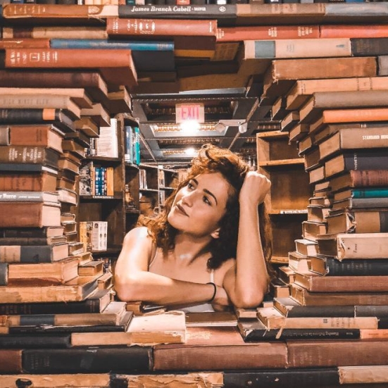 Kvinde med bogstakke. Bøger om bogverdenen. 