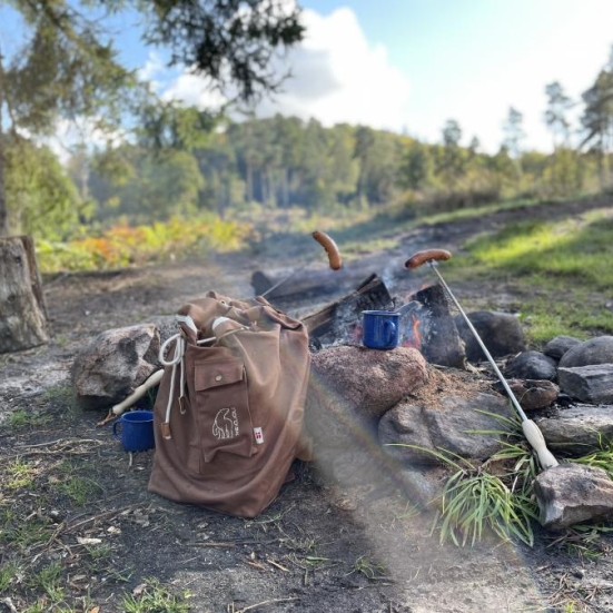 Naturrygsække rundt om et bål i naturen