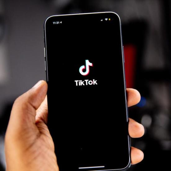 Billedet af smartphone, der viser TikToks logo