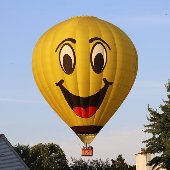 Luftballon med sjovt ansigt, der smiler