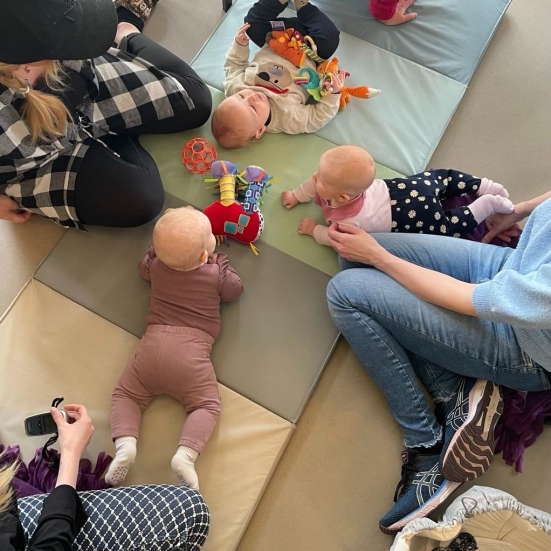 Babyer ligger og leger