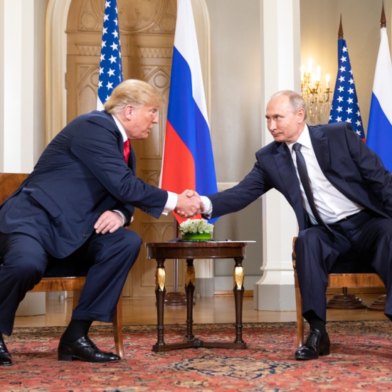Putin og Trump giver hinanden hånden