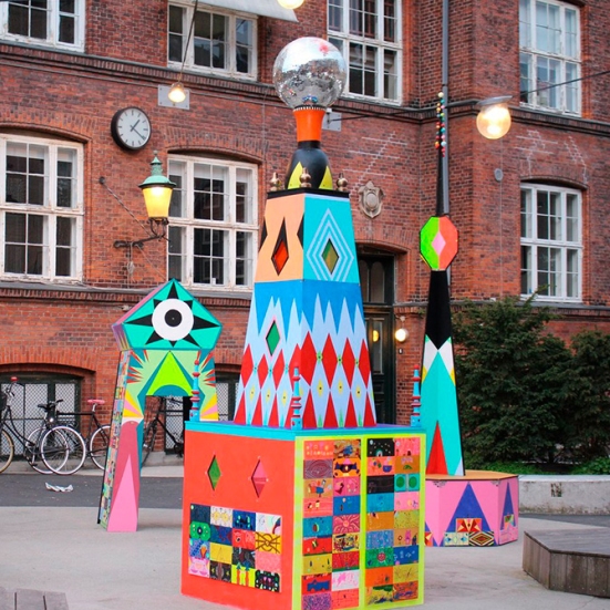 Foto af kunstinstallationer på torv i by