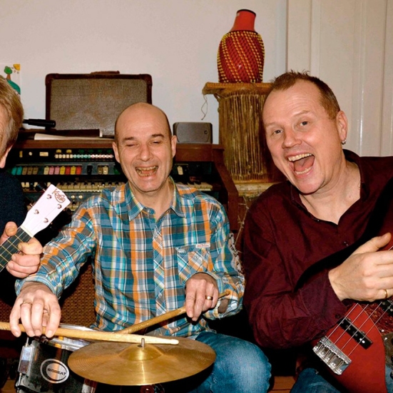 Foto af de tre musikere i bandet Drums Across