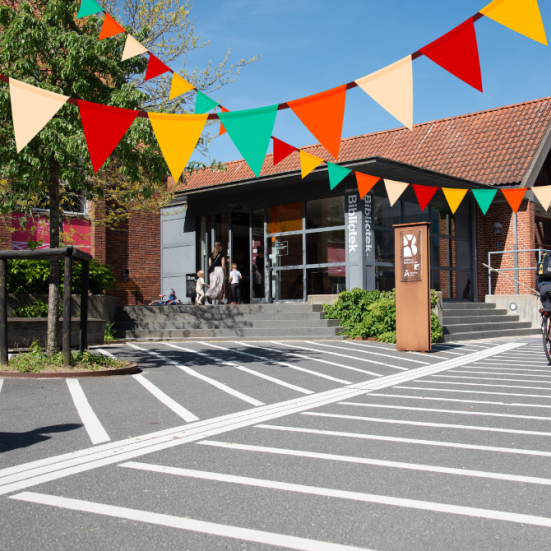 Billede af Silkeborg Bibliotek set mod indgangspartiet.