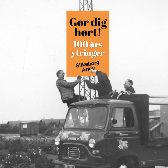 Sort og hvidt billede, hvor tre personer står på ladet og førehuset af en lastbil og fastgør en valgplakat i en lygtepæl. På plakaten på orange baggrund står teksten "gør dig hørt. 100 års ytringer. Silkeborg Arkiv"