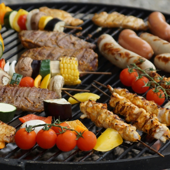 kød og grøntsager på en grill