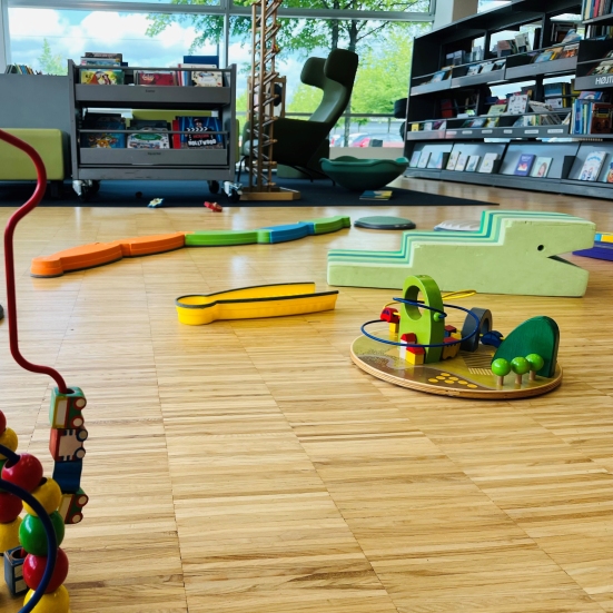 Billede af legetøj på gulvet på biblioteket i Kjellerup