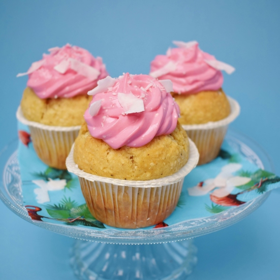 3 muffins med pynt på et glasfad