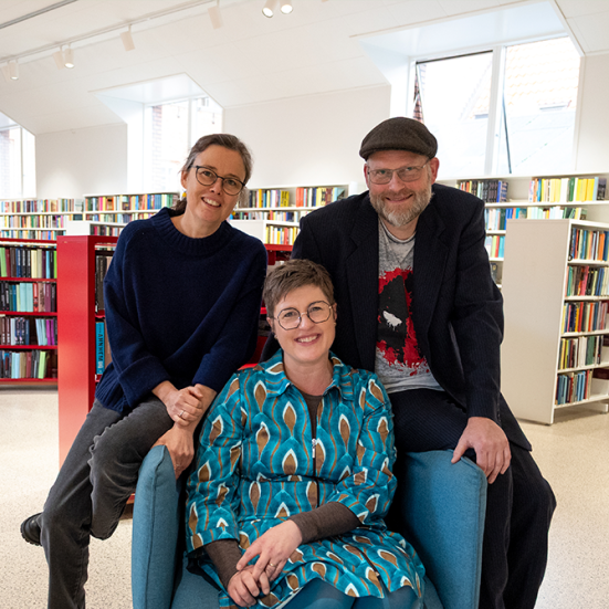 Foto af Anne, Frederik og Britt i biblioteksrummet