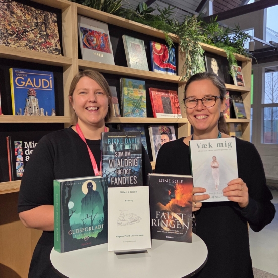 Pia og Britt med bøger af lokale forfattere