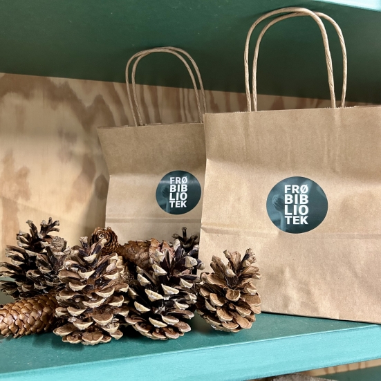 Kogler og poser i frøbiblioteket på Silkeborg Bibliotek 