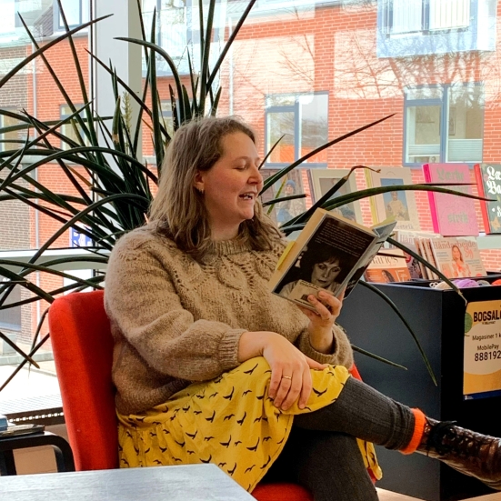 Litteraturformidler Imone læser højt til Strik & Lyt