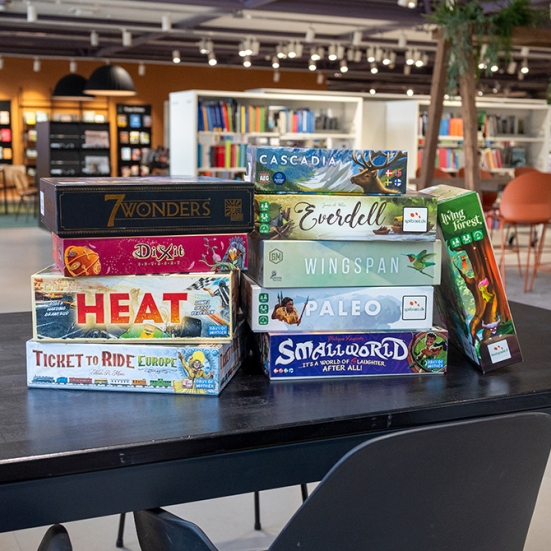 Billede af brætspil på et bord på Silkeborg Bibliotek