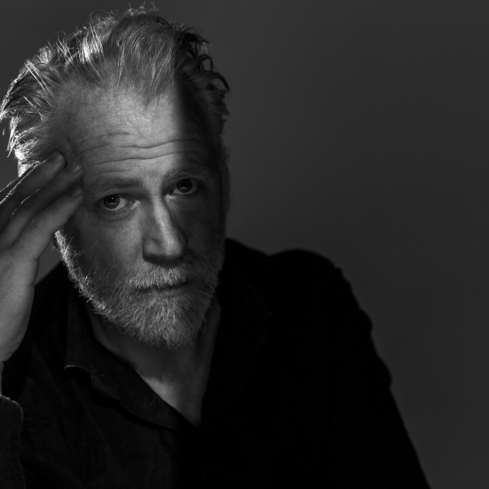 Portræt af dramatiker og forfatter Jokum Rohde