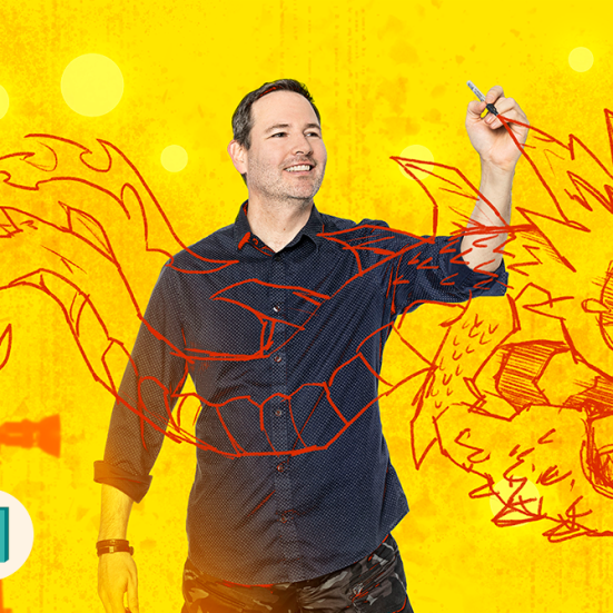 Foto af Jan Kjær, der tegner en drage