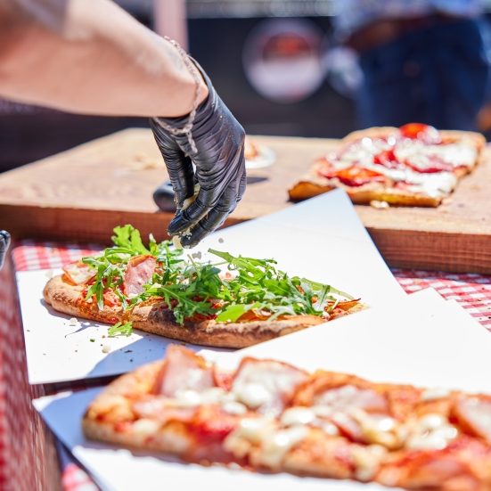 nærbillede af lækre pizzaer