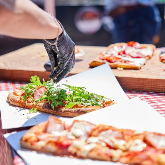 nærbillede af lækre pizzaer