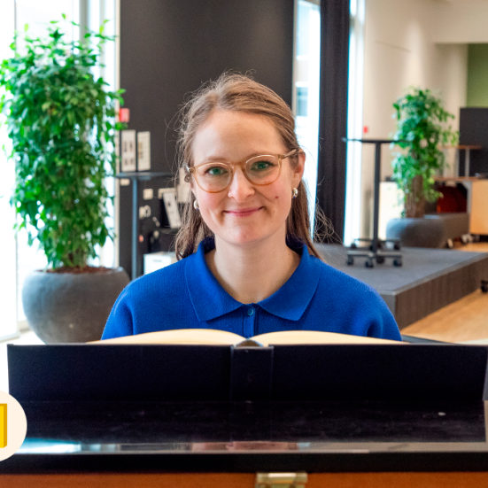 Foto af kvinde, der sidder bag et klaver