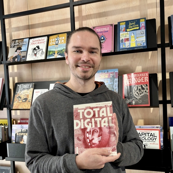 Kristian med bogen Total digtal 