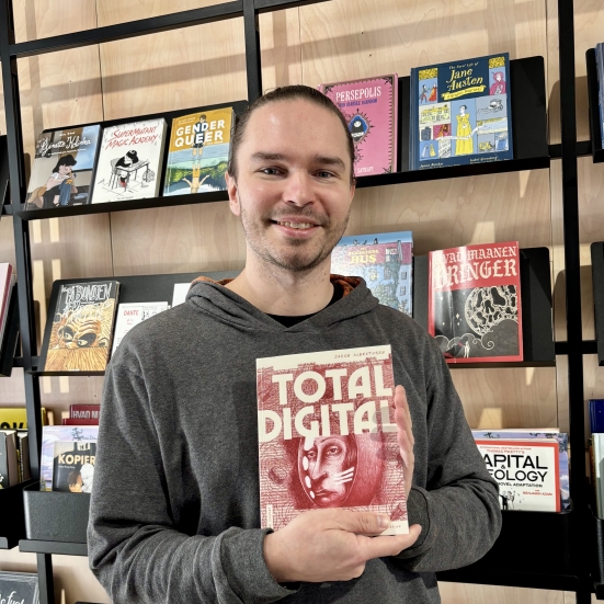 Kristian med bogen Total digtal 