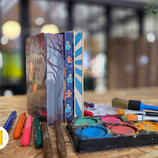 Foto af bøger, der er flot dekorerede