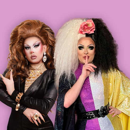 Annie Rection og Lathisya Adore i drag med smykker og glimmertøj på lyserød baggrund