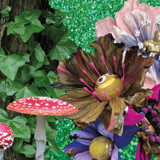 Rød fluesvamp, papirblomster og træstamme