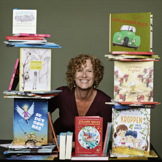 Forfatter poserer med sine bøger 