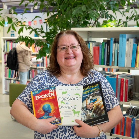 Billede af bibliotekar Ulla, som holder tre bøger. 