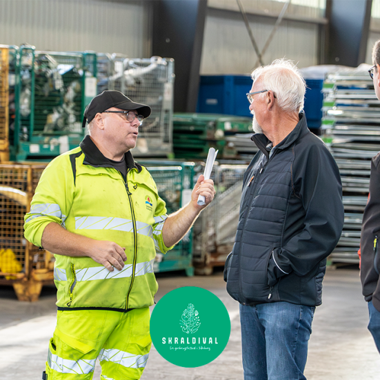 Ansat og publikum til rundvisning på genbrugsplads