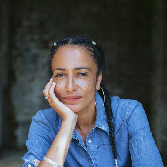 Foto af Zadie Smith i blå skjorte