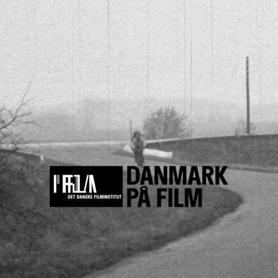 sort hvid foto af landskab med en bugtet vej. I baggrunden kører en person på cykel. I forgrunden logo med teksten Danmark på film Det Danske Filminstitut