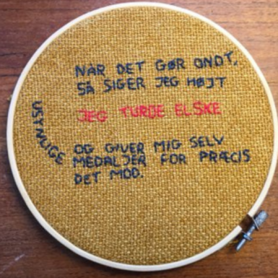 Billede af en broderi ramme med tekst