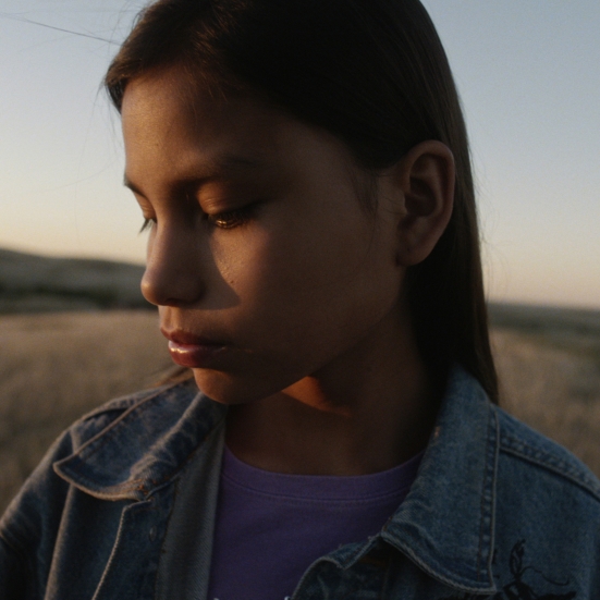 ung kvinde fra filmen på en mark