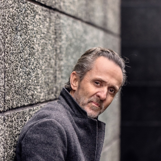 Forfatteren Kim Fupz Aakeson op ad en mur