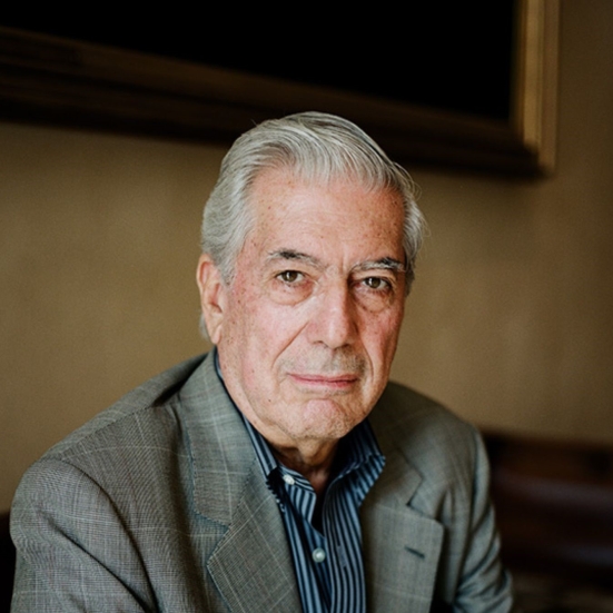 Forfatterportræt af Mario Vargas Llosa foran et maleri