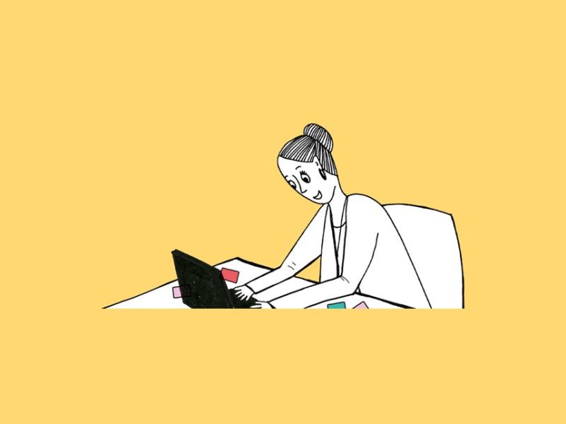 Kvinde, der søger på computer