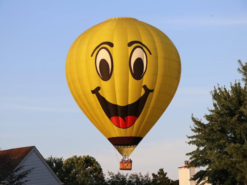 Luftballon med sjovt ansigt, der smiler