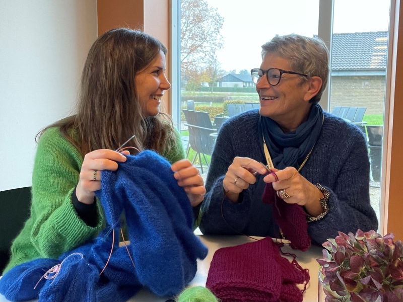 Hanne og Signe strikker i cafeen