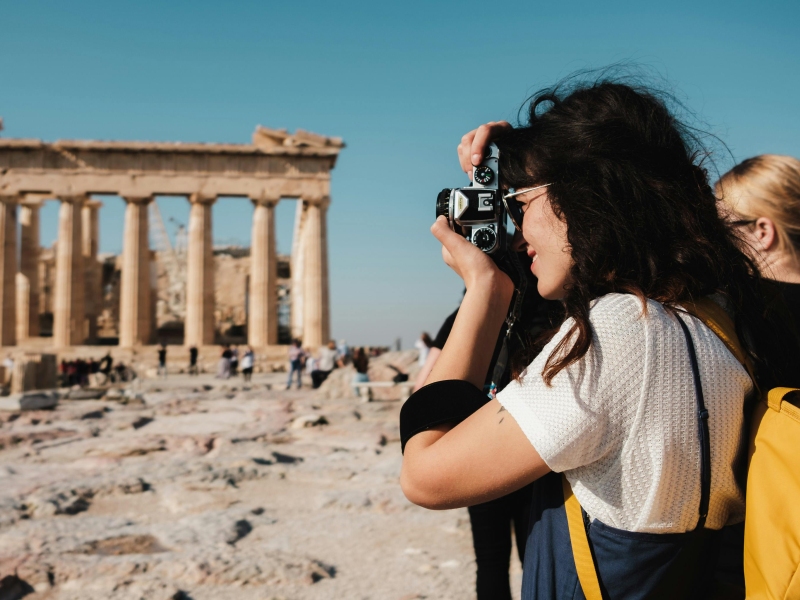 Kvinde fotograferer Parthenon