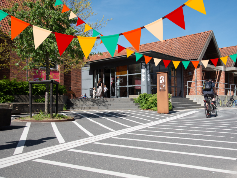 Billede af Silkeborg Bibliotek set mod indgangspartiet.