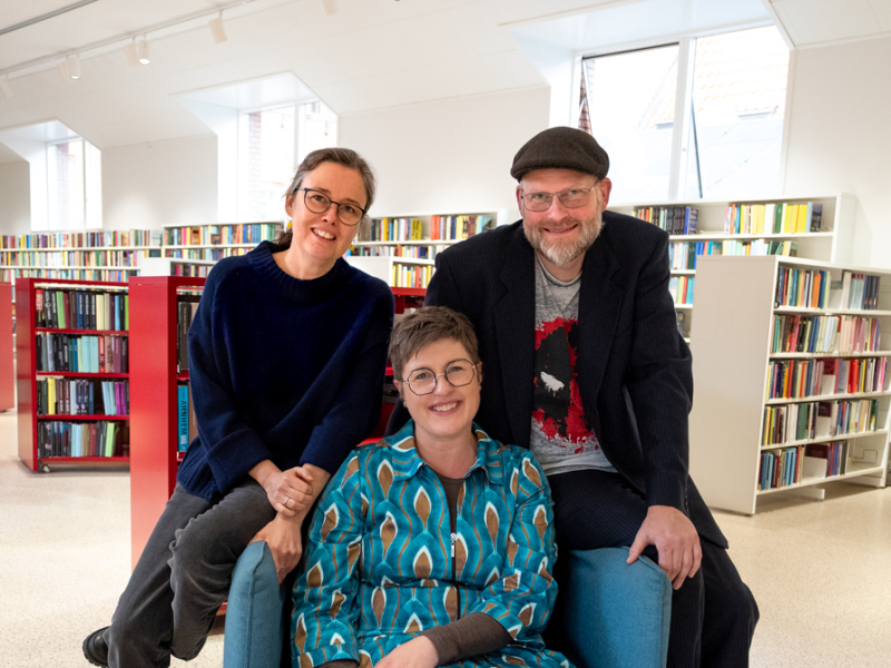 Foto af Anne, Frederik og Britt i biblioteksrummet