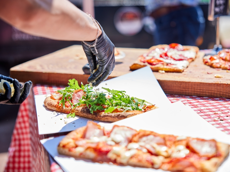 nærbillede af lækre pizzaer
