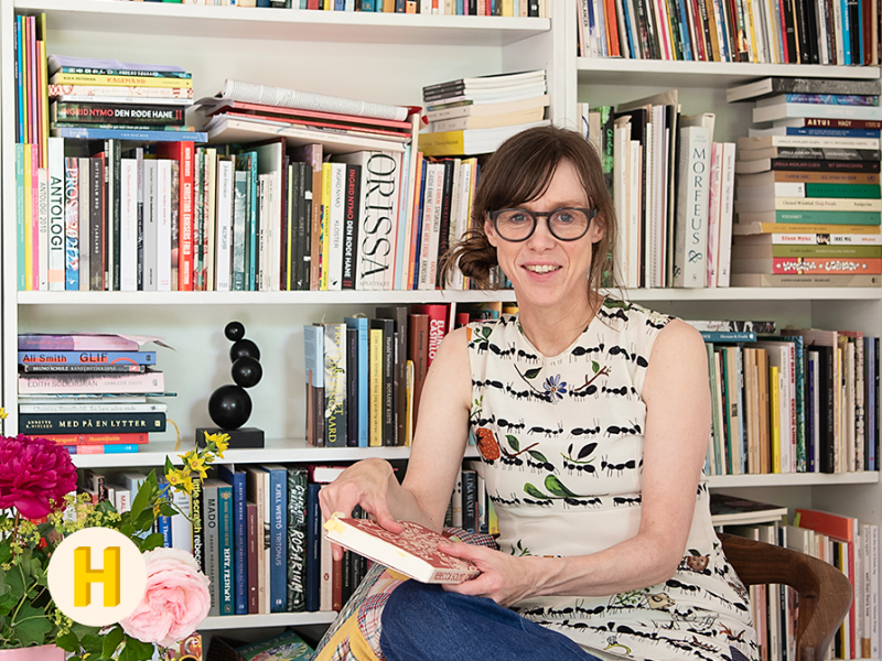Billede af Lea Fløe foran bogreol