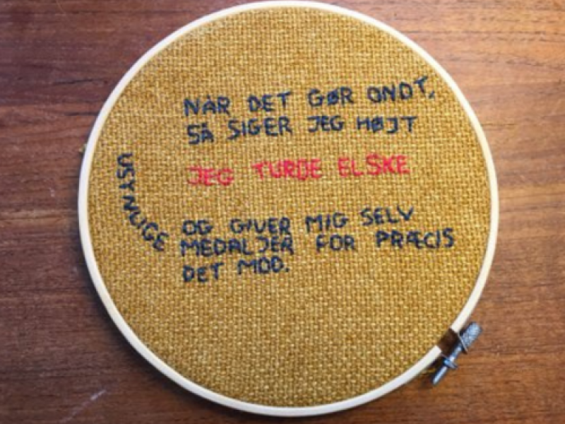 Billede af en broderi ramme med tekst