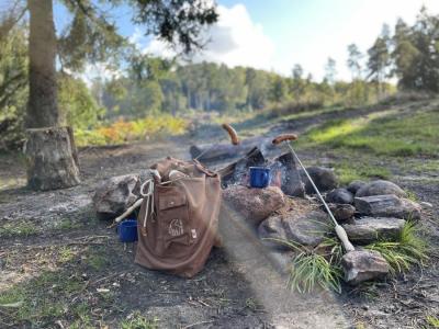 Naturrygsække rundt om et bål i naturen