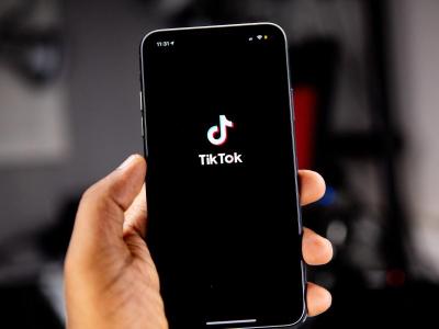 Billedet af smartphone, der viser TikToks logo