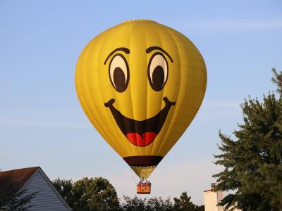 Luftballon med sjovt ansigt, der smiler